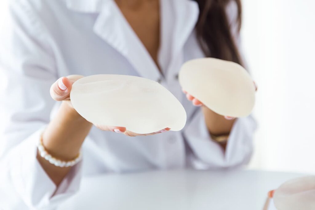Deux implants sur les mains, quelle taille d'implant convient à mon style de vie - Dr Favre Lausane