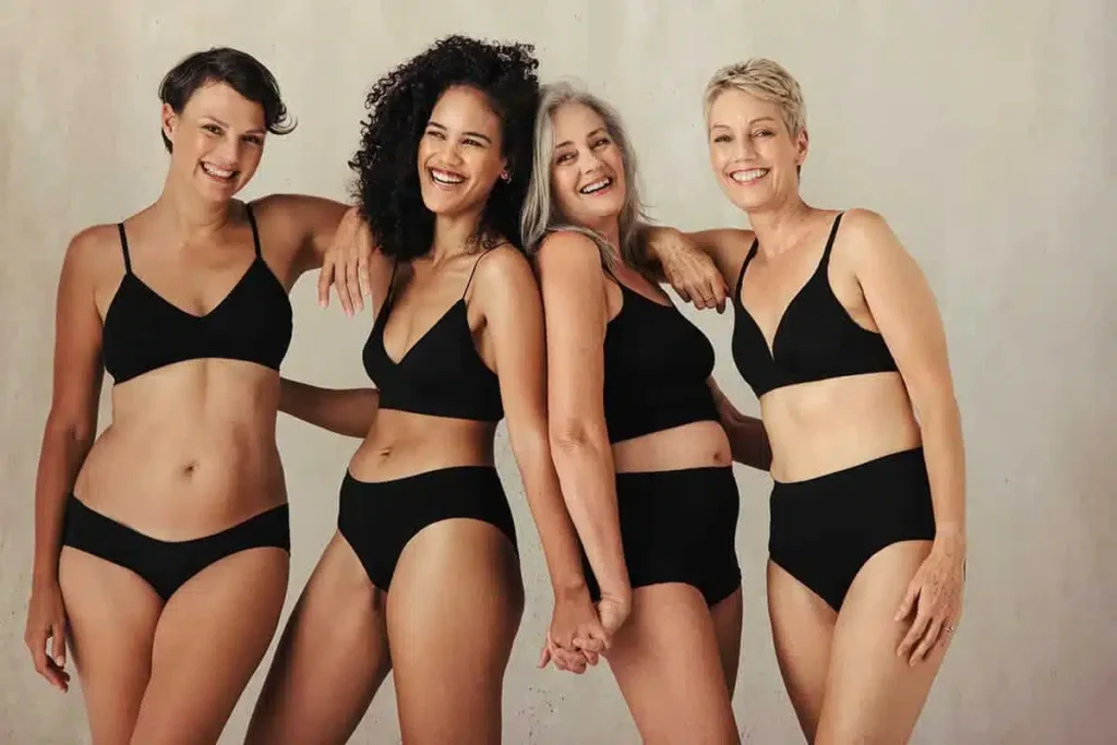 Quatre Femmes souriantes quel est le bon moment pour une augmentation mammaire Dr Favre Lausane